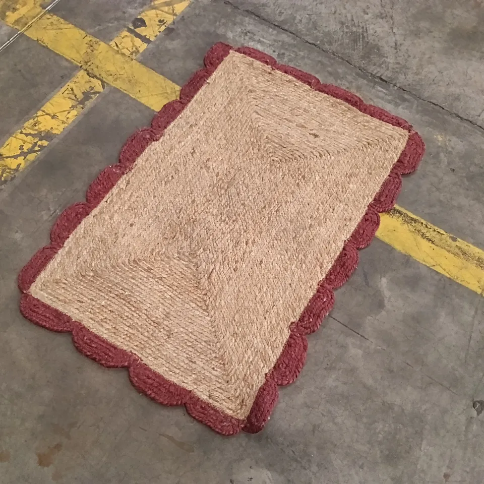 QUALITY DESIGNER AREA RUG - APPROXIMATELY 88CM X 60CM