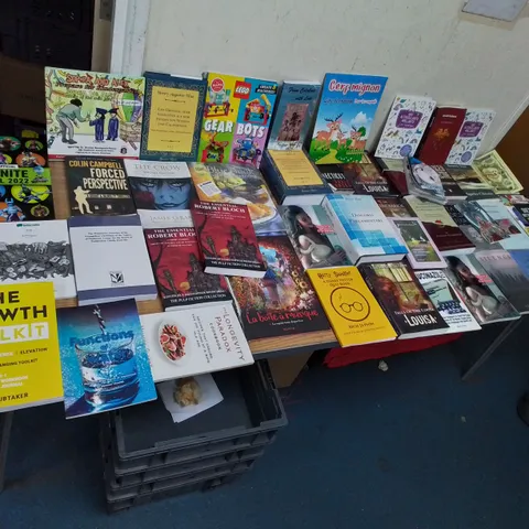 PALLET OF ASSORTED FICTION AND NON FICTION BOOKS TO INCLUDE: THE GROWTH TOOLKIT, FORTNITE ANNUAL 2022, FUNCTIONS OF WATER, THE CROW, SILENCE JS VENIT, BROWN SUIT AGATHA CHRISTIE ETC