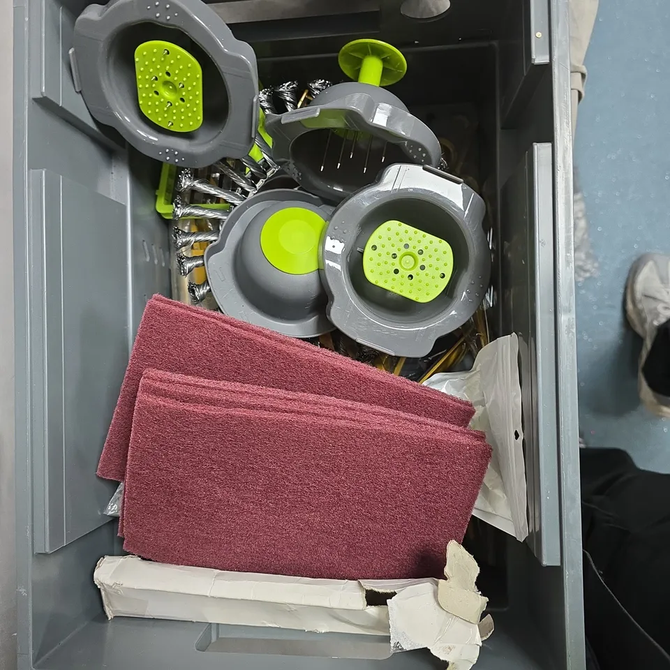 BOX OF APPROXIMATELY 10 HOUSEHOLD ITEMS TO INCLUDE: 5KG PLATE, EVOSTIK ADHESIVE AND SOLORAKE