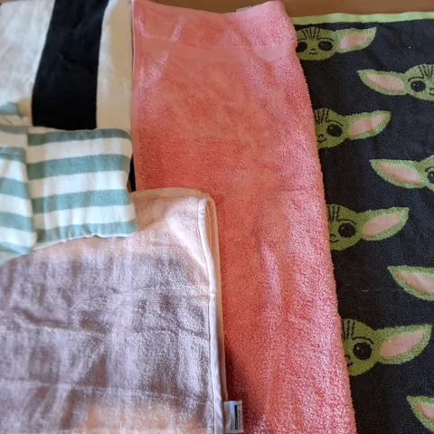 LOT OF APPROXIMATELY 15 ASSORTED BEDDING AND SOFT FURNISHING  ITEMS TO INCLUDE TOWELS, BEDDING AND THROW