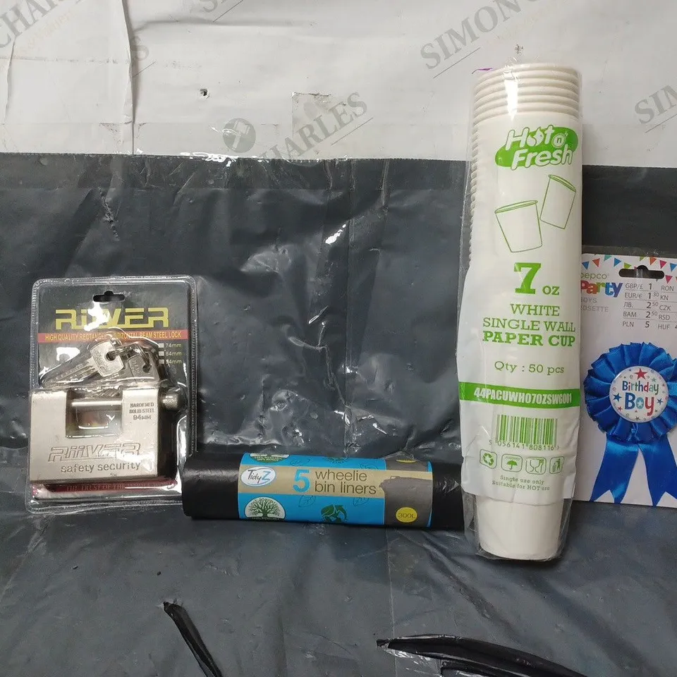 BOX OF APPROXIMATELY 15 ASSORTED ITEMS TO INCLUDE - BIRTHDAY BOY BADGE , 5 WHEELIE BIN LINERS , HOT & FRESH PAPER CUPS ETC