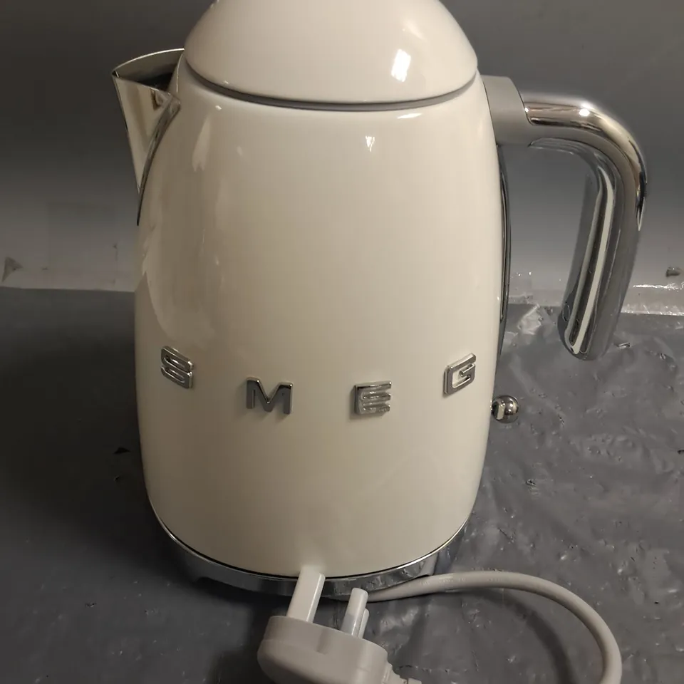 BOXED SMEG WHITE KETTLE