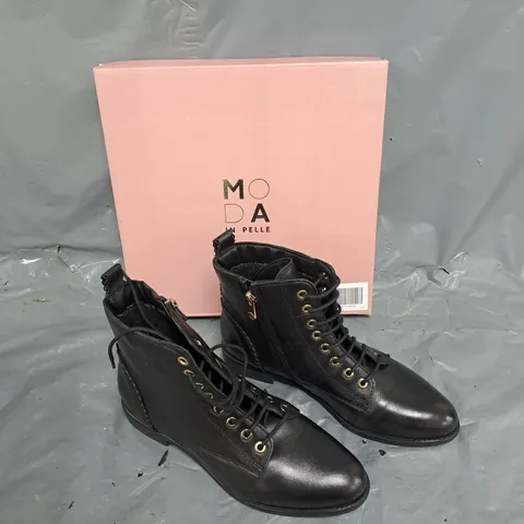 BOXED PAIR OF MODA IN PELLE PENELOPI BLACK LEATHER BROGUE DETAIL LACE UP BOOT SIZE 40