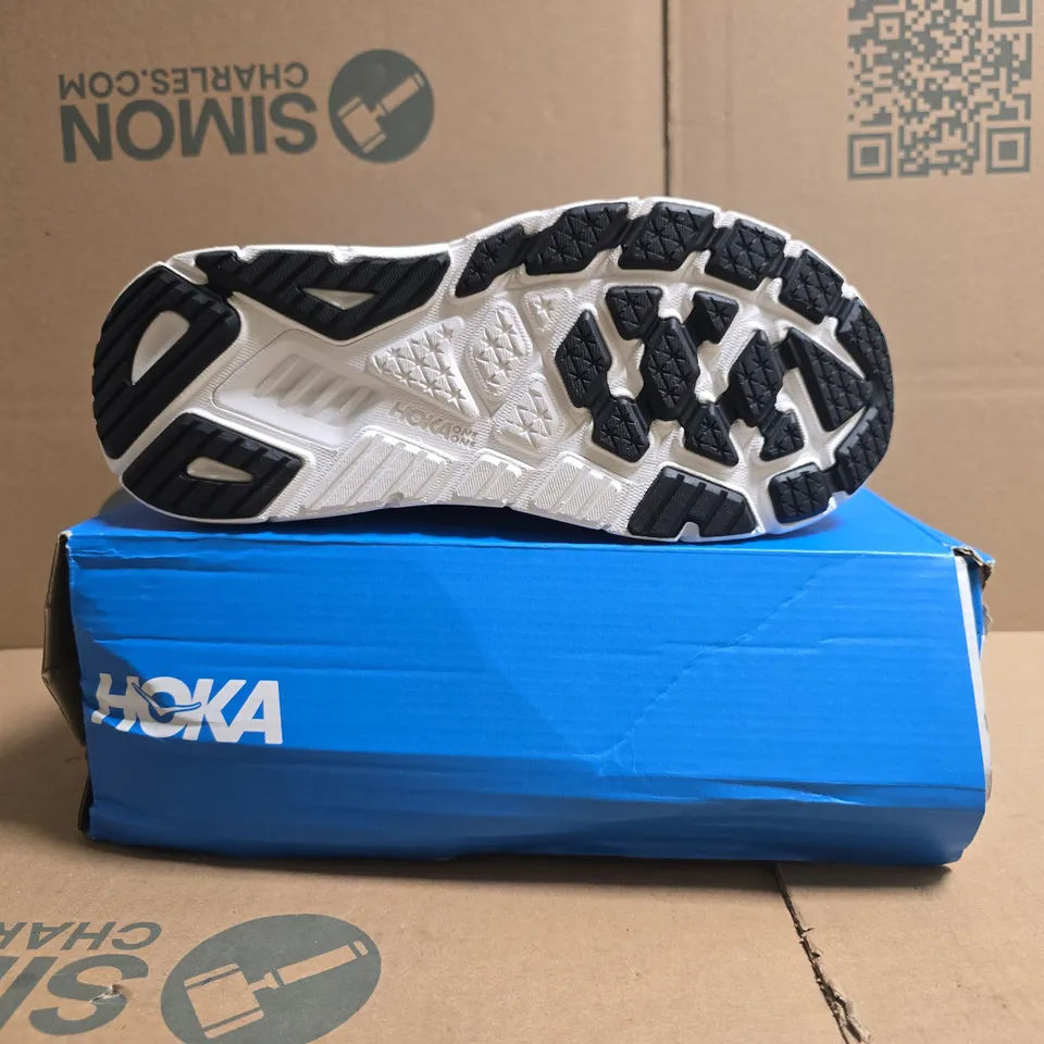 BOXED PAIR OF HOKA ARAHI 7 WIDE TRAINERS IN BLACK/WHITE SIZE UK 8