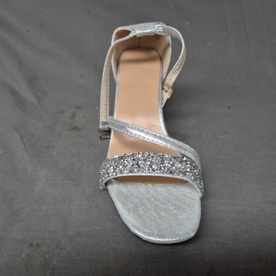 BOXED PAIR OF UNBRANDED OPEN TOE BLOCK HEEL SANDALS IN SILVER W. JEWEL EFFECT EU SIZE 38