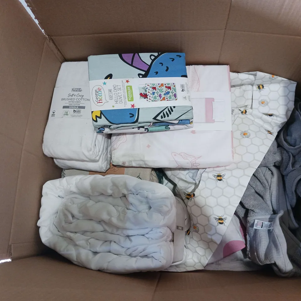 BOX OF APPROXIMATELY 12 ASSORTED BEDDING AND SOFT FURNISHING ITEMS TO INCLUDE - DUVET SETS, THROW BLANKETS, AND DUVET PROTECTOR ETC. 