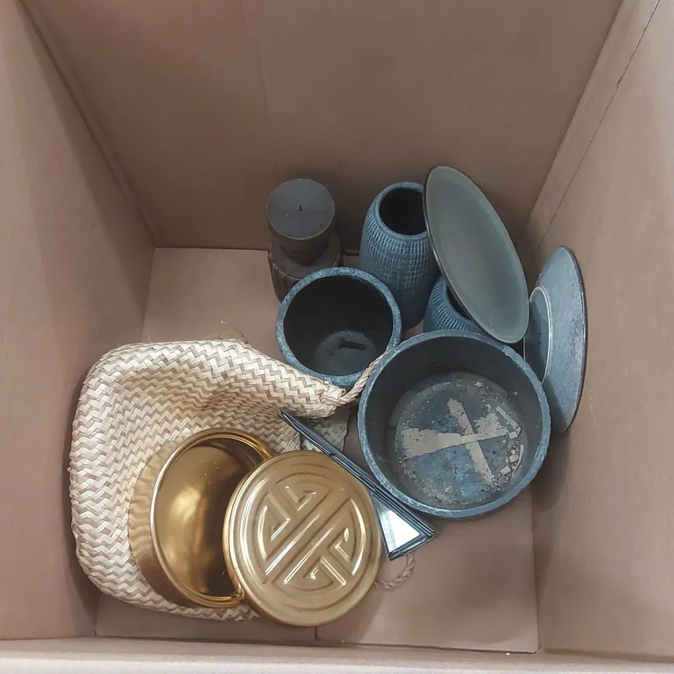 BOX CONTAINING A LARGE QUANTITY OF ASSORTED HOUSEHOLD ITEMS INCLUDING: DECORATIONS, CUTLERY, PLATES, POT ECT