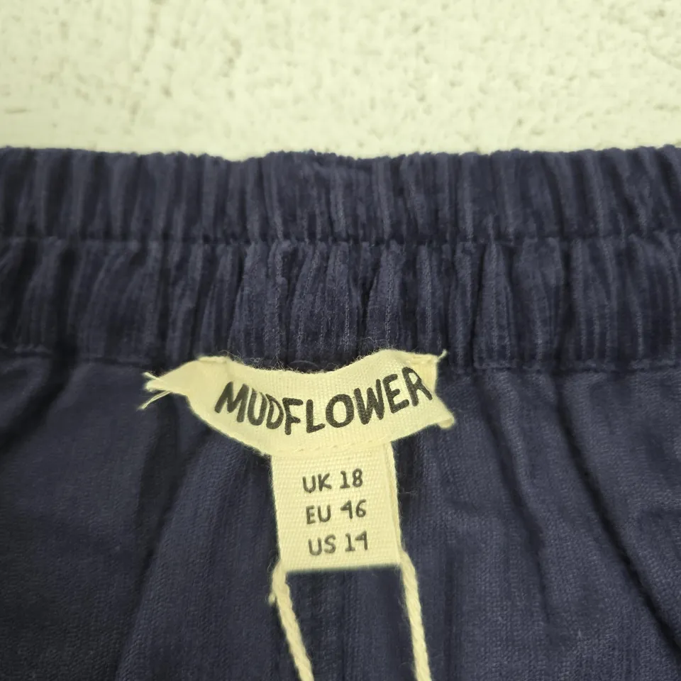 UK 18 MUDFLOWER NAVY ELASTICATED SHORTS (EU 46, US 14)