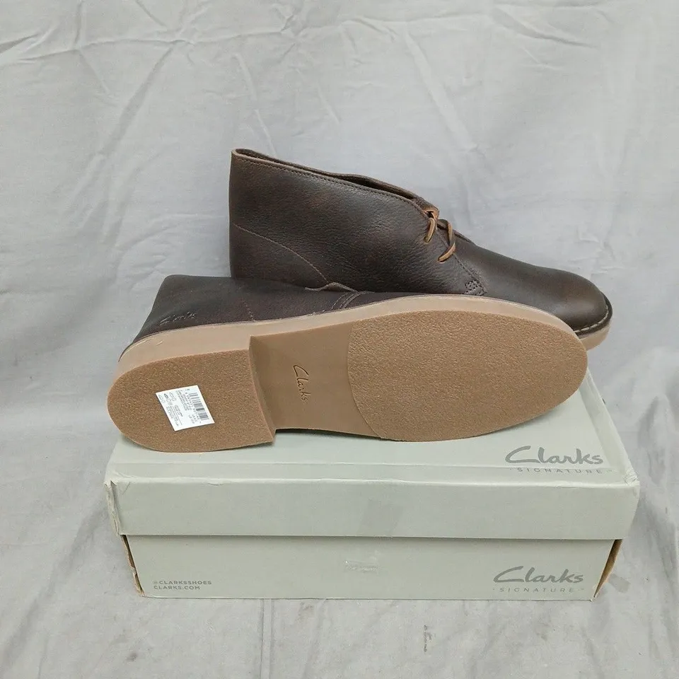 BOXED PAIR OF CLARKS DESERT BOOT EVO DARK BROWN LEATHER CHUKKA BOOTS – UK 9