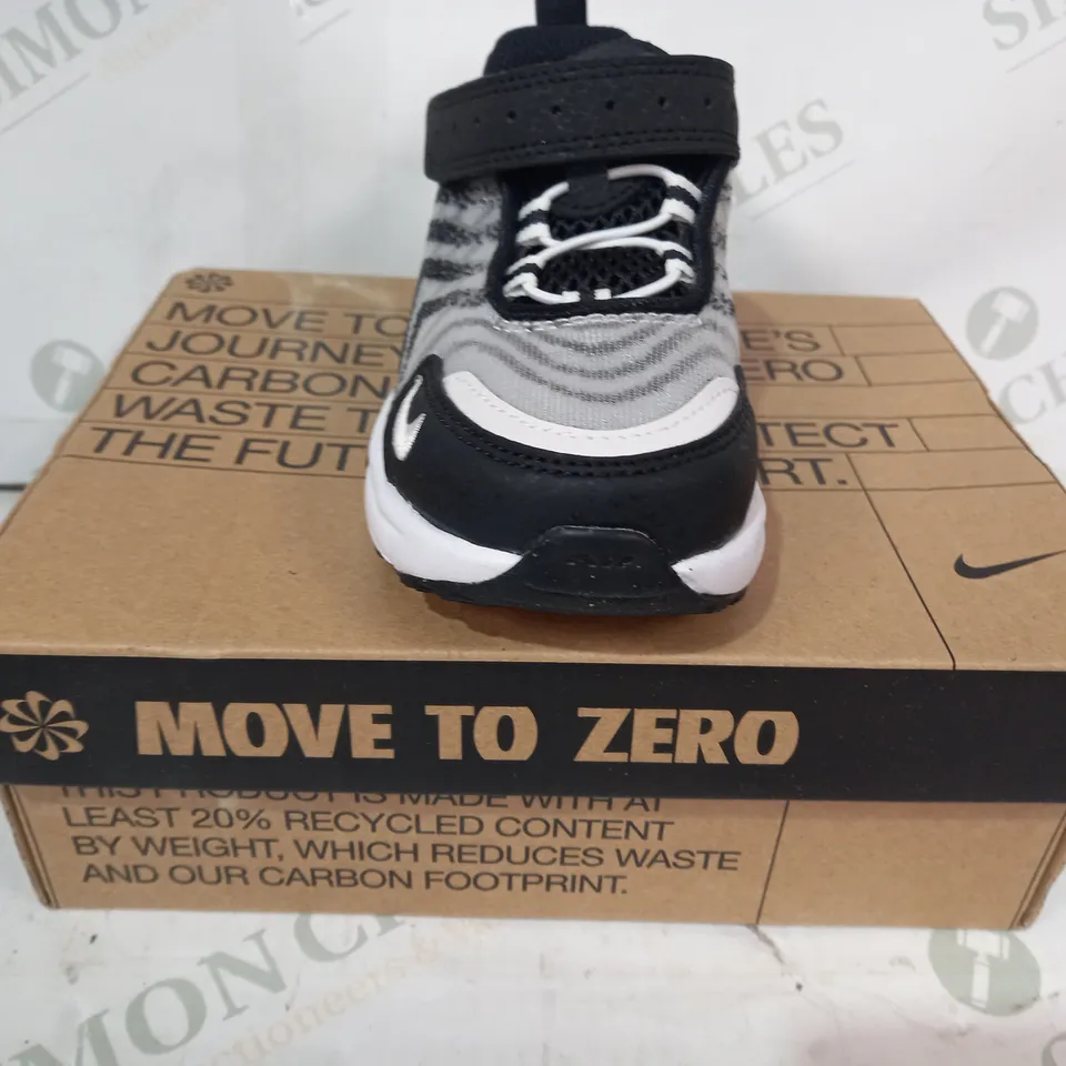 BOXED PAIR OF NIKE AIR MAX TW KIDS SHOES IN BLACKGREY/WHITE UK SIZE 8.5