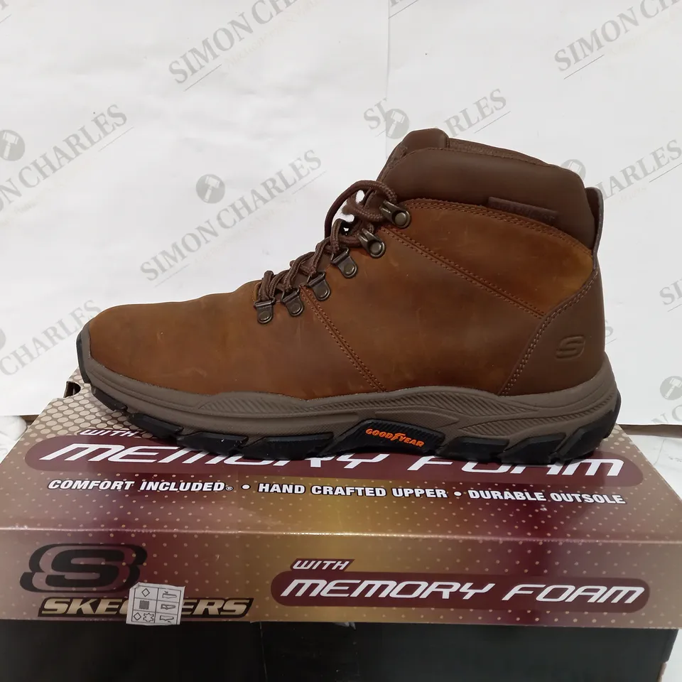 BOXED PAIR OF SKECHERS DARK BROWN MENS BOOTS - SIZE 11