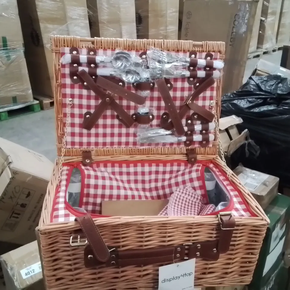 BOXED WICKER PICNIC BASKET SET