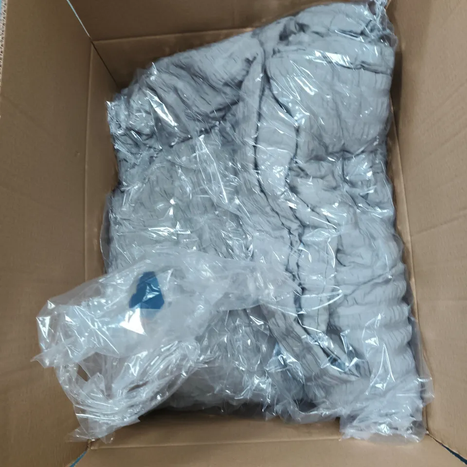 BOX OF APPROXIMATELY 18 ASSORTED ITEMS TO INCLUDE: STANDING LIGHT AND STANDING MIRROR