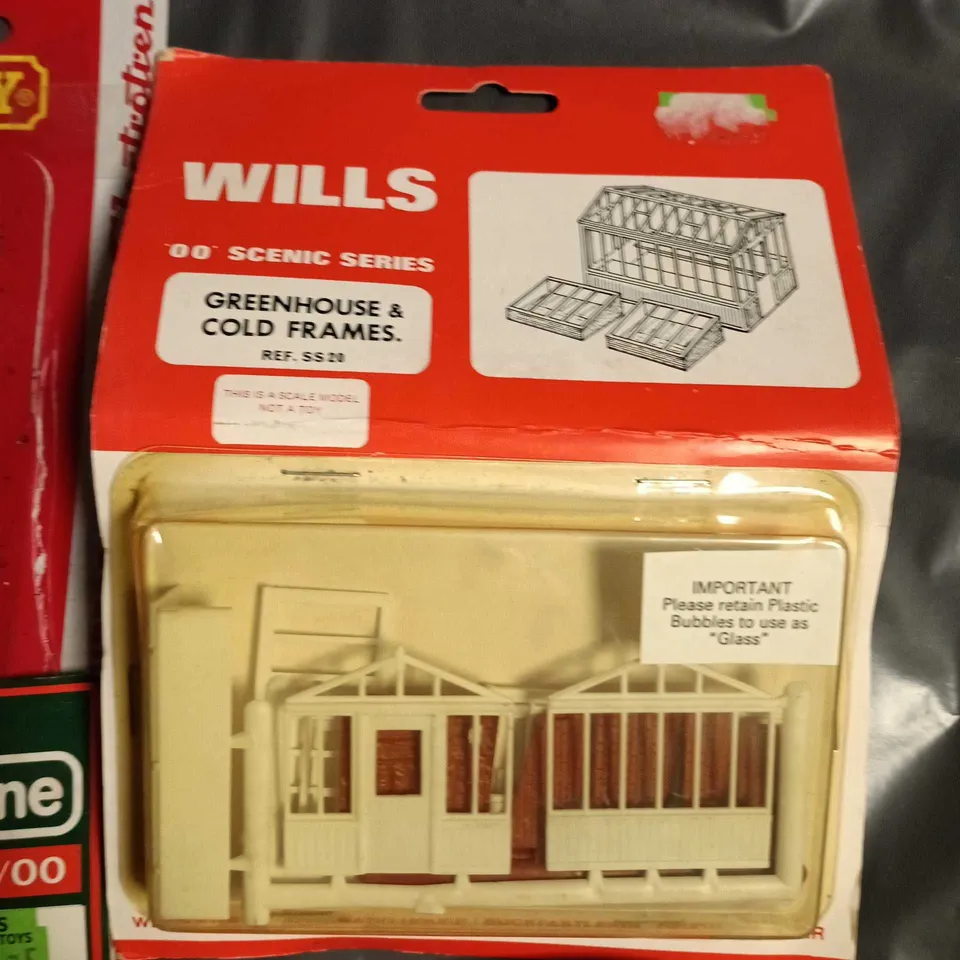 LOT OF ASSORTED  MODEL RAILWAY ACCESSORIES PACK – WILLS, HORNBY & MODEL SCENE (GREENHOUSE, COAL BUNKERS, UNCOUPLER UNIT)