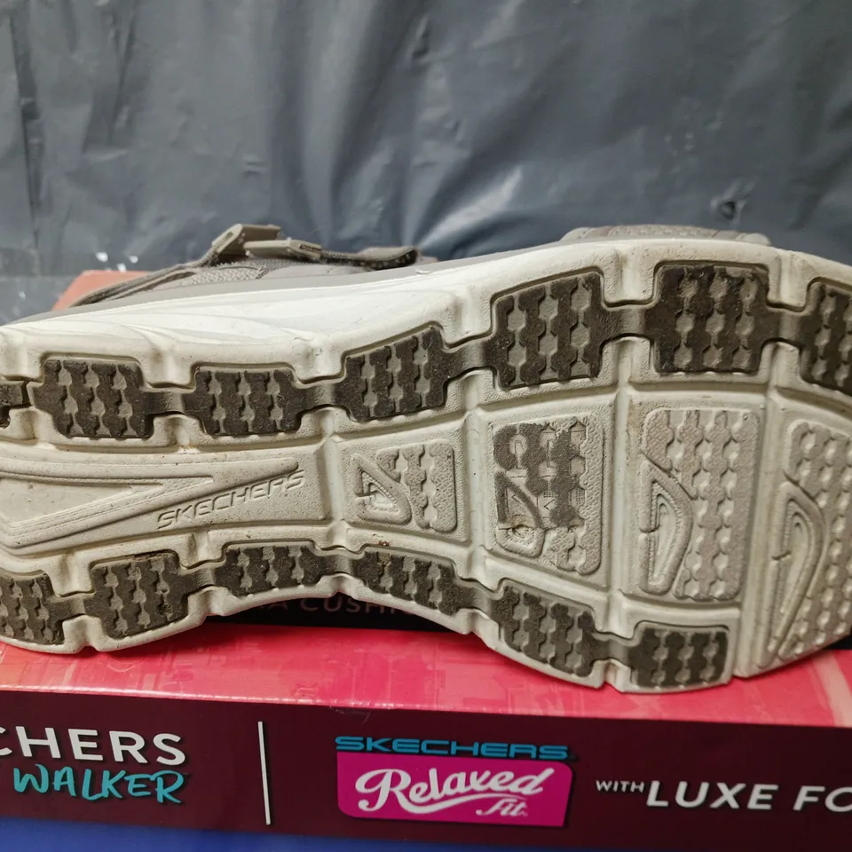 BOXED SKECHERS DLUX WALKER DAILY SHOES IN TAUPE - SIZE 5