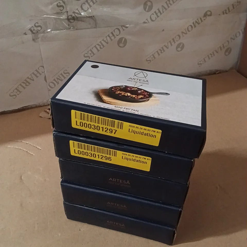 BOXED ARTESÀ CAST IRON 11cm MINI FRY PAN WITH WOODEN BOARD (SET OF 5)