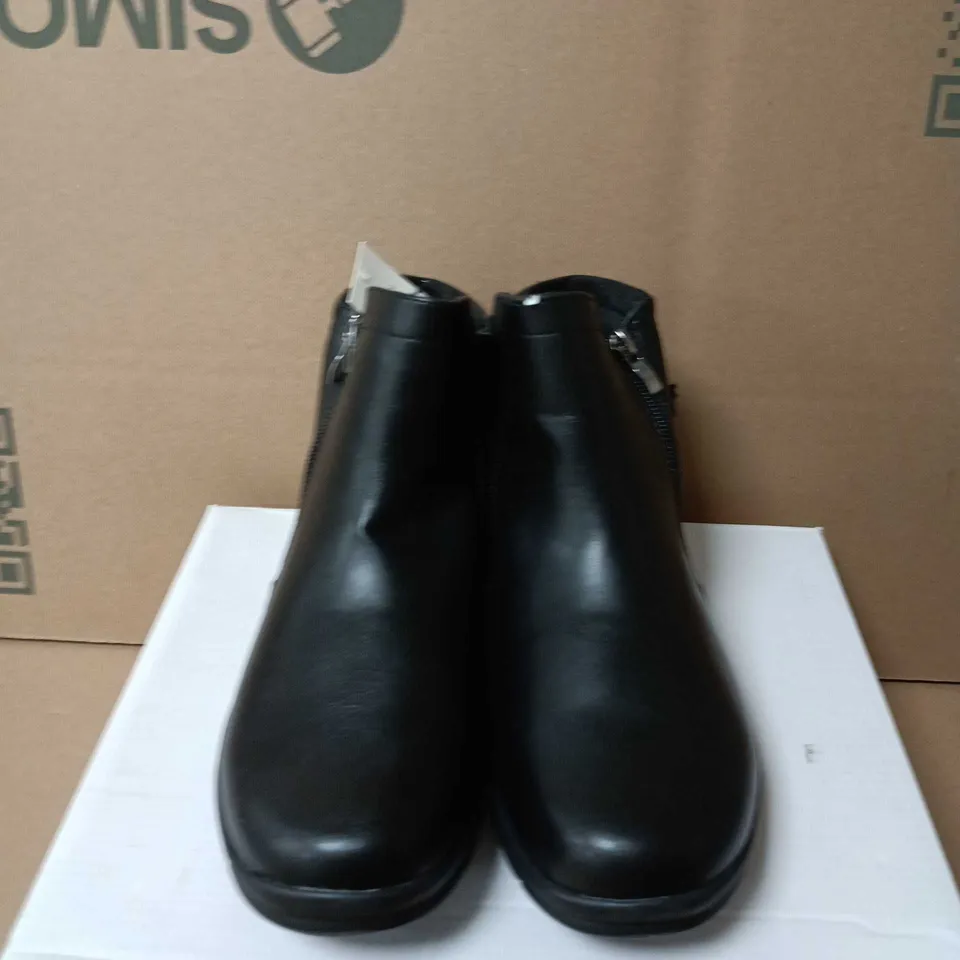 BOXED PAIR OF WOMEN'S BLACK LEATHER-LOOK ANKLE BOOTS WITH SIDE ZIP – SIZE 5