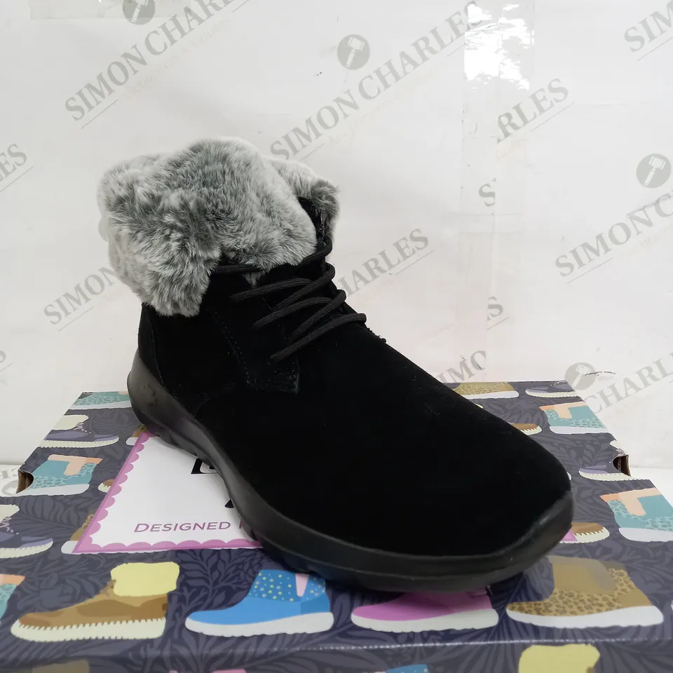 BOXED SKETCHERS GOWALK BOOTS IN BLACK WITH FUR TOP - UK SIZE 7