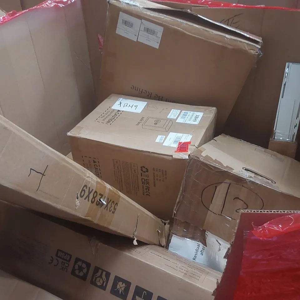 PALLET CONTAINING A VERY LARGE QUANTITY OF ASSORTED ITEMS INCLUDING: GARMENT STEAMER, STEAM FLOOR WASHER, DOG CRATE ECT