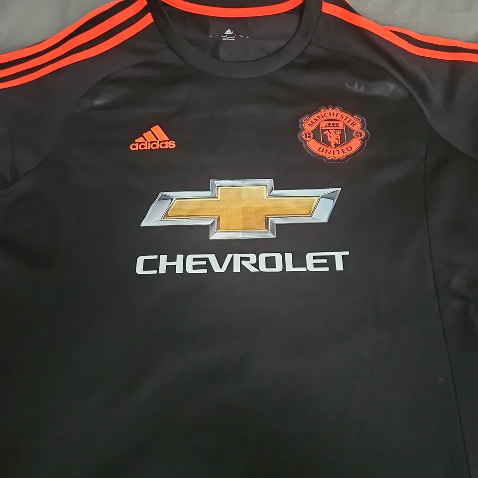 MANCHESTER UNITED FC AWAY SHIRT VALENCIA 25 – SIZE L