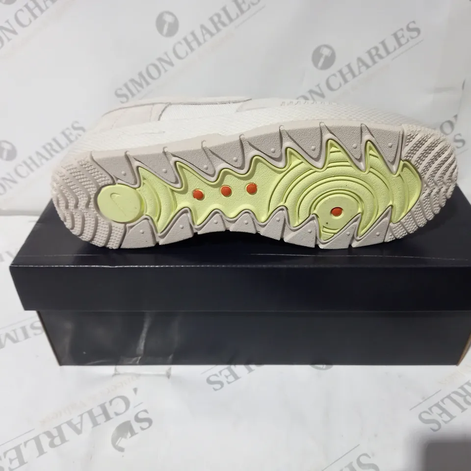 NIKE AIR FORCE 1 WILD SIZE 6.5