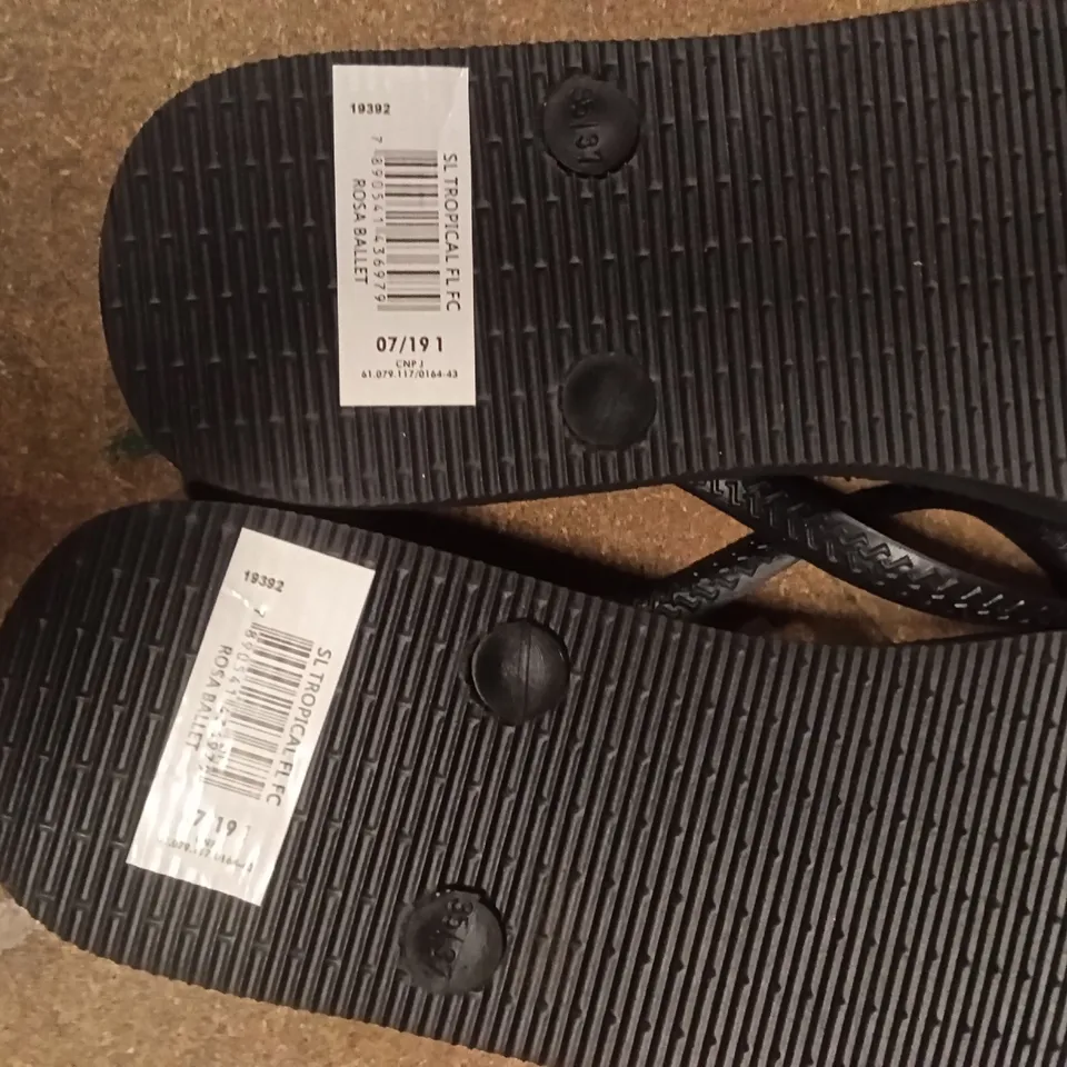 BLACK FLIP-FLOPS WITH PATTERNED STRAPS SIZE 37-38EU