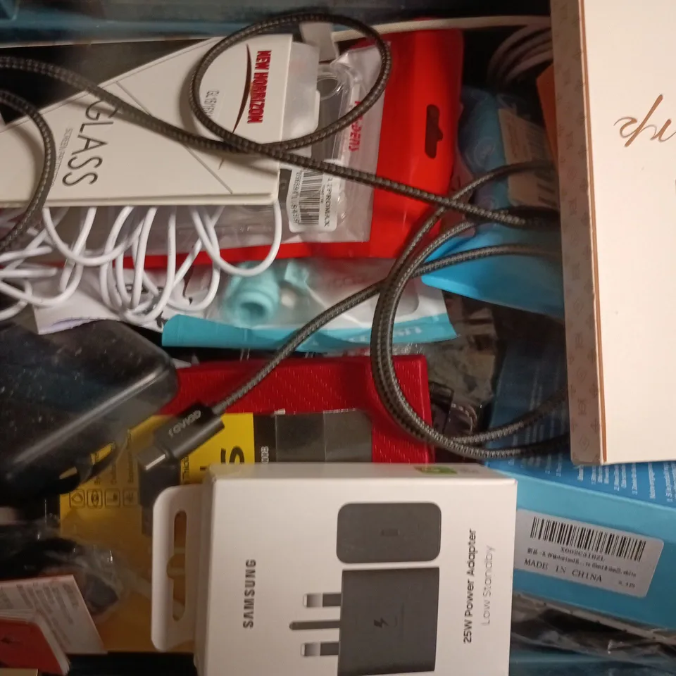APPROXIMATELY 10 ASSORTED HOUSEHOLD ITEMS TO INCLUDE SELFIE STICK, CAMERA LENS PROTECTOR, ETC