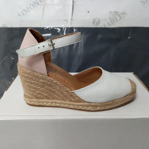 MODA IN PELLE GLORIA WEDGE SHOES IN WHITE & LIGHT PINK - SIZE 5