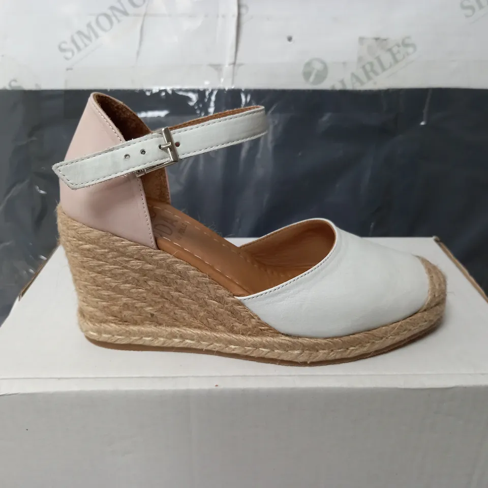 MODA IN PELLE GLORIA WEDGE SHOES IN WHITE & LIGHT PINK - SIZE 5