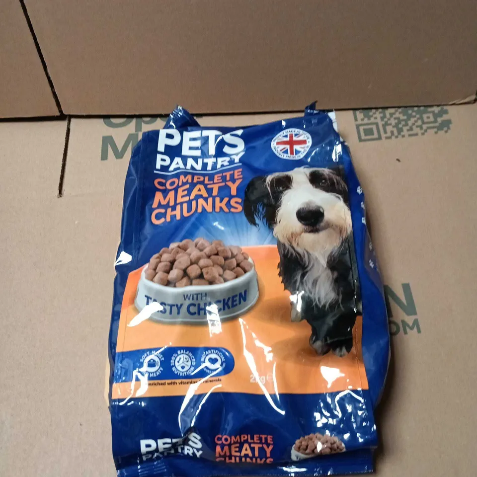 PETS PANTRY 2KG COMPLETE MEATY CHUNKS WITH TASTY CHICKEN