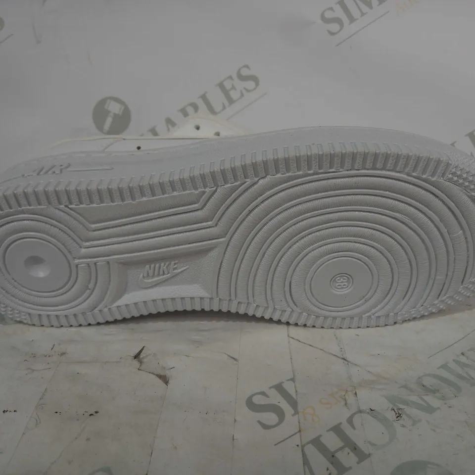 BOXED PAIR OF NIKE AIR FORCE 1 SHOES IN WHITE UK SIZE 5