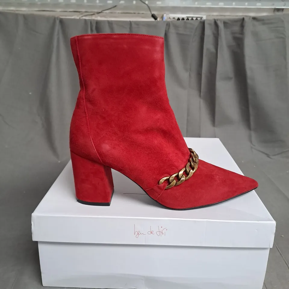 BEN DE LISI CHAIN LINK SUEDE ANKLE BOOT SIZE 6