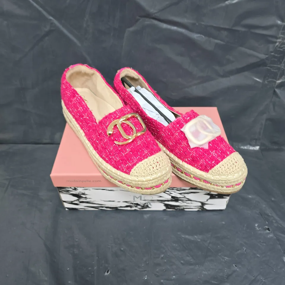 BOXED PAIR OF MODA IN PELLE SANDALS - 6.5