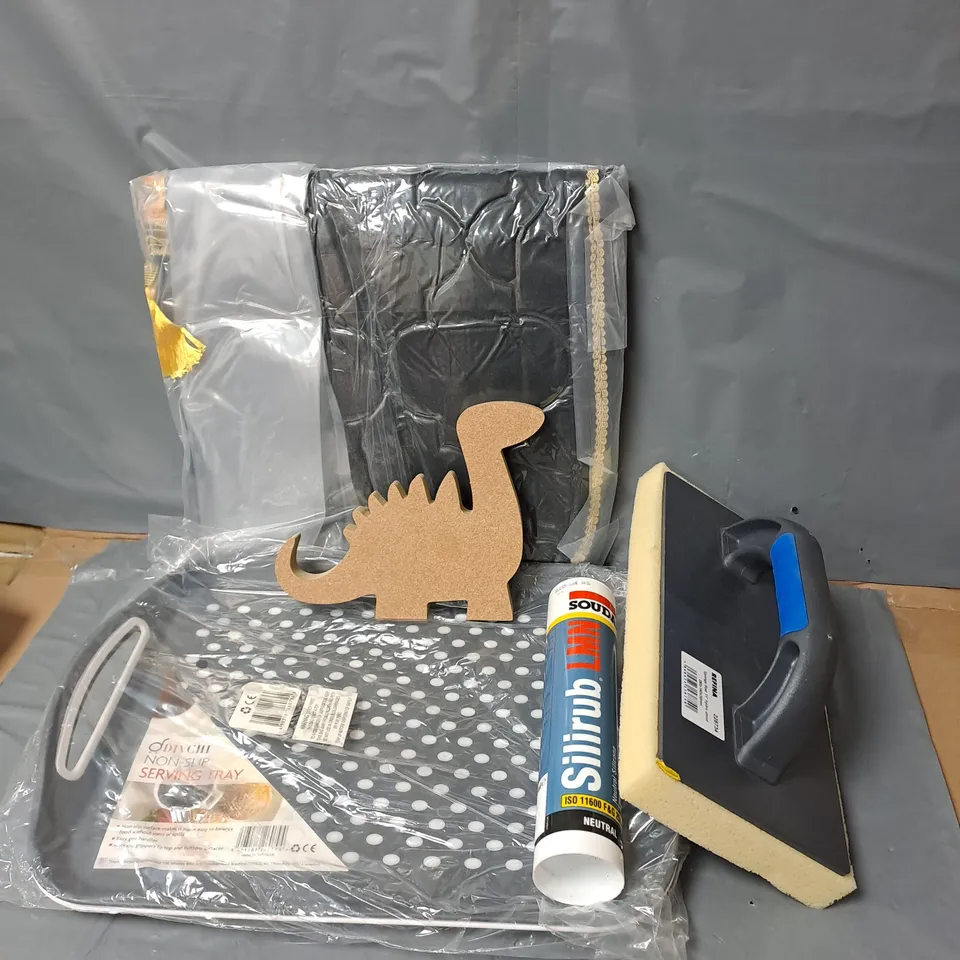 APPROXIMATELY 15 ASSORTED HOUSEHOLD ITEMS TO INCLUDE SERVING TRAY, SILICONE, SPONGE FLOAT, ETC - COLLECTION ONLY