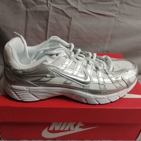 BOXED PAIR OF KIDS NIKE P-6000 TRAINERS - UK SIZE 4.5