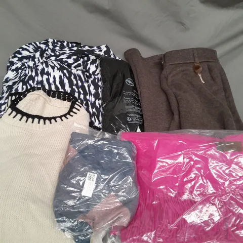 APPROXIMATELY 20 ASSORTED CLOTHING ITEMS IN VARIOUS SIZES TO INCLUDE - SWEATER, DRESS, SCARF, ETC