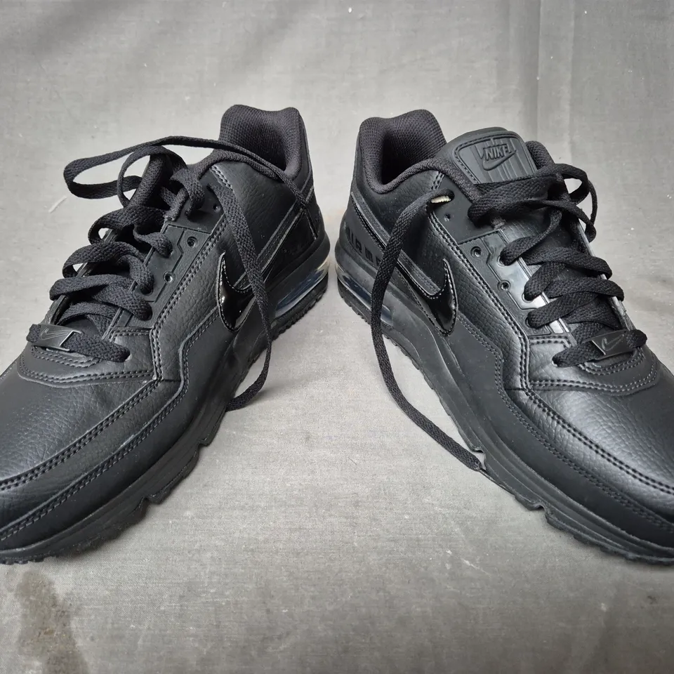 PAIR OF NIKE AIR MAX SHOES IN BLACK UK SIZE 9.5