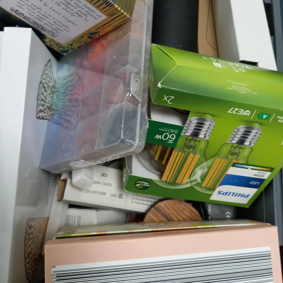 BOX OF APPROXIMATELY 10 ASSORTED ITEMS TO INCLUDE - DOG CANDLE, LIGHT BULB, CANDLE ETC