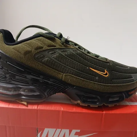 BOXED PAR OF NIKE AIR MAX PLUS III – UK 9