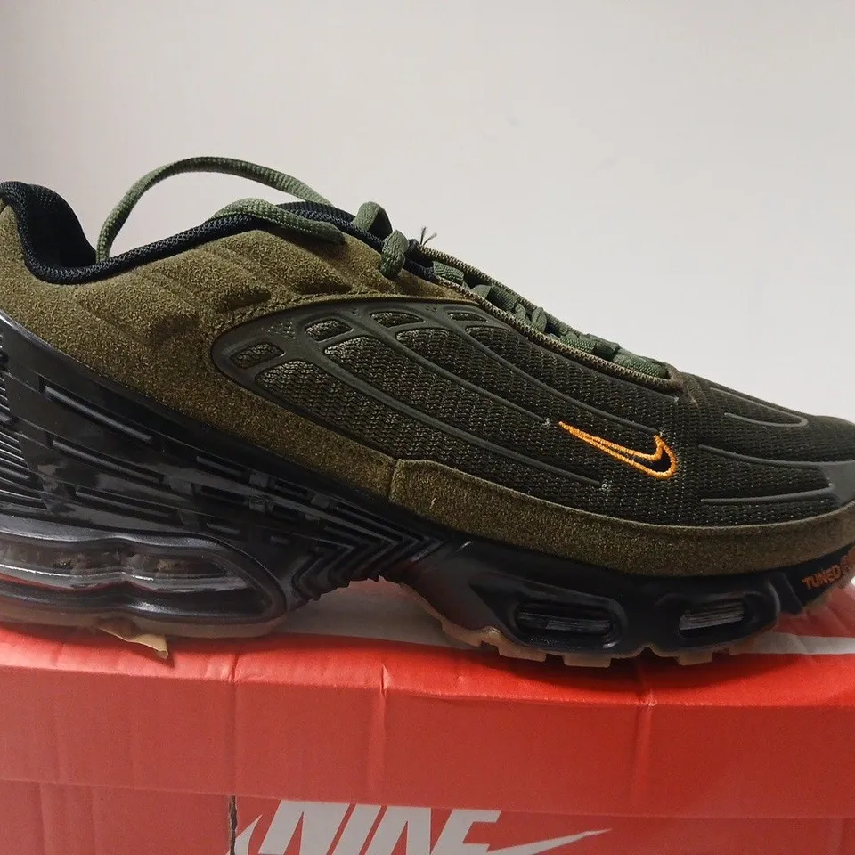 BOXED PAR OF NIKE AIR MAX PLUS III – UK 9