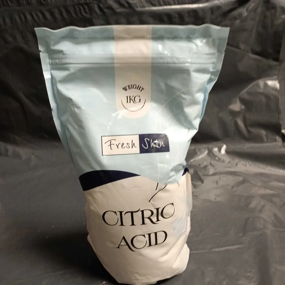 TOTE OF APPROXIMATELY 15 ASSORTED COSMETIC ITEMS TOO INCLUDE SHOWER STEAMERS, COLGATE AND CITRIC ACID