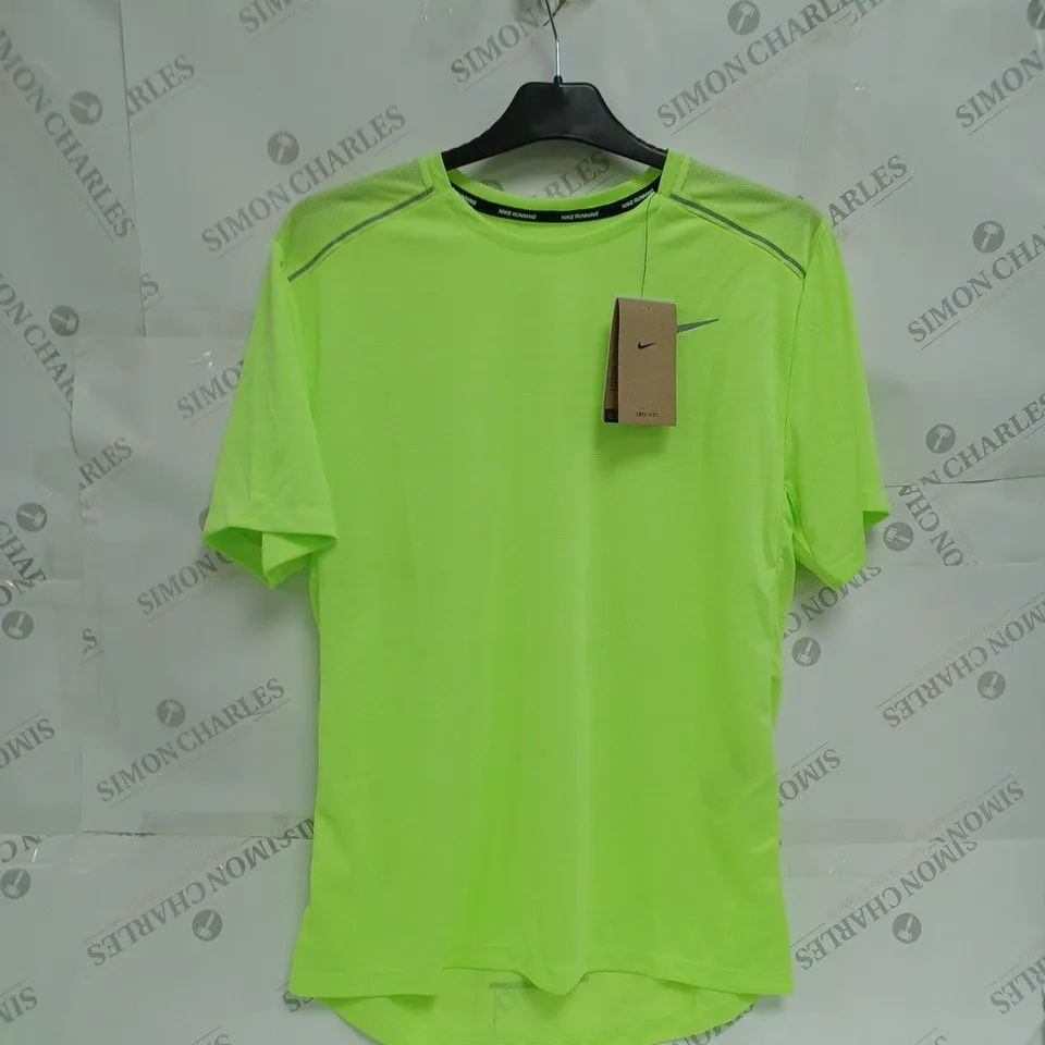 SMALL GREEN NIKE RUNNING T-SHIRT 
