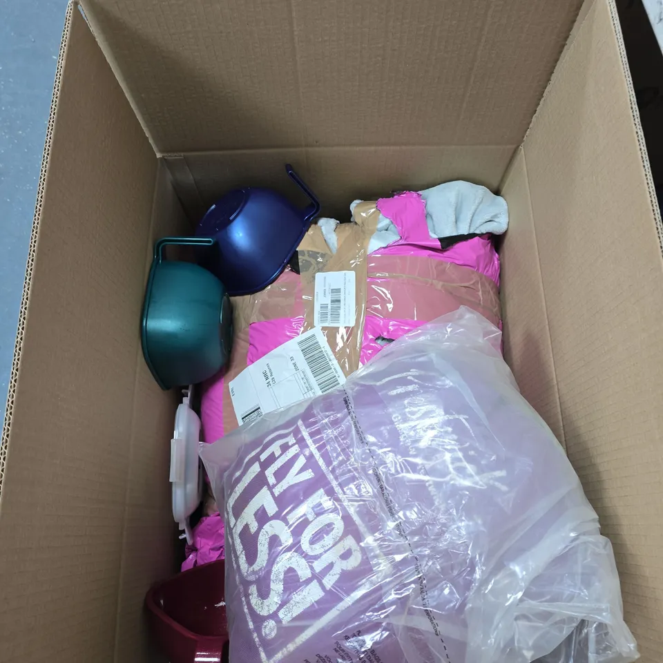 BOX OF APPROXIMATELY 8 ASSORTED ITEMS TO INCLUDE: PLASTIC CONTAINER