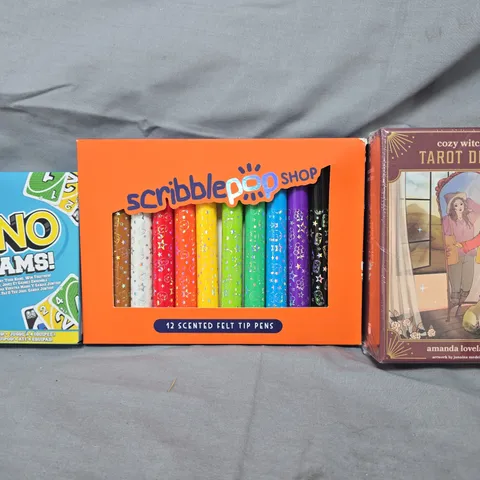 APPROXIMATELY 10 ASSORTED TOYS AND GAMES TO INCLUDE SCENTED FELT TIPS, TAROT DECK, UNO TEAMS, ETC