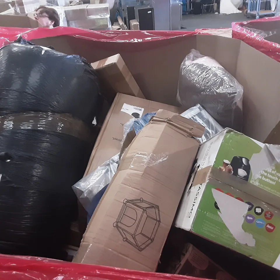 LARGE PALLET OF ASSORTED HOMEWARE ITEMS TO INCLUDE KNITTING MACHINE, STEP STOOL, COFFEE MACHINE ETC