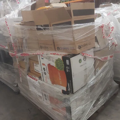 PALLET CONTAINING A VERY LARGE QUANTITY OF ASSORTED CATERING PRODUCTS INCLUDING: MANUAL SALAD SPINNERS, TEAPOTS, BEVERAGE DECANTER, ASSORTED DINNERWARE, JUGS ECT
