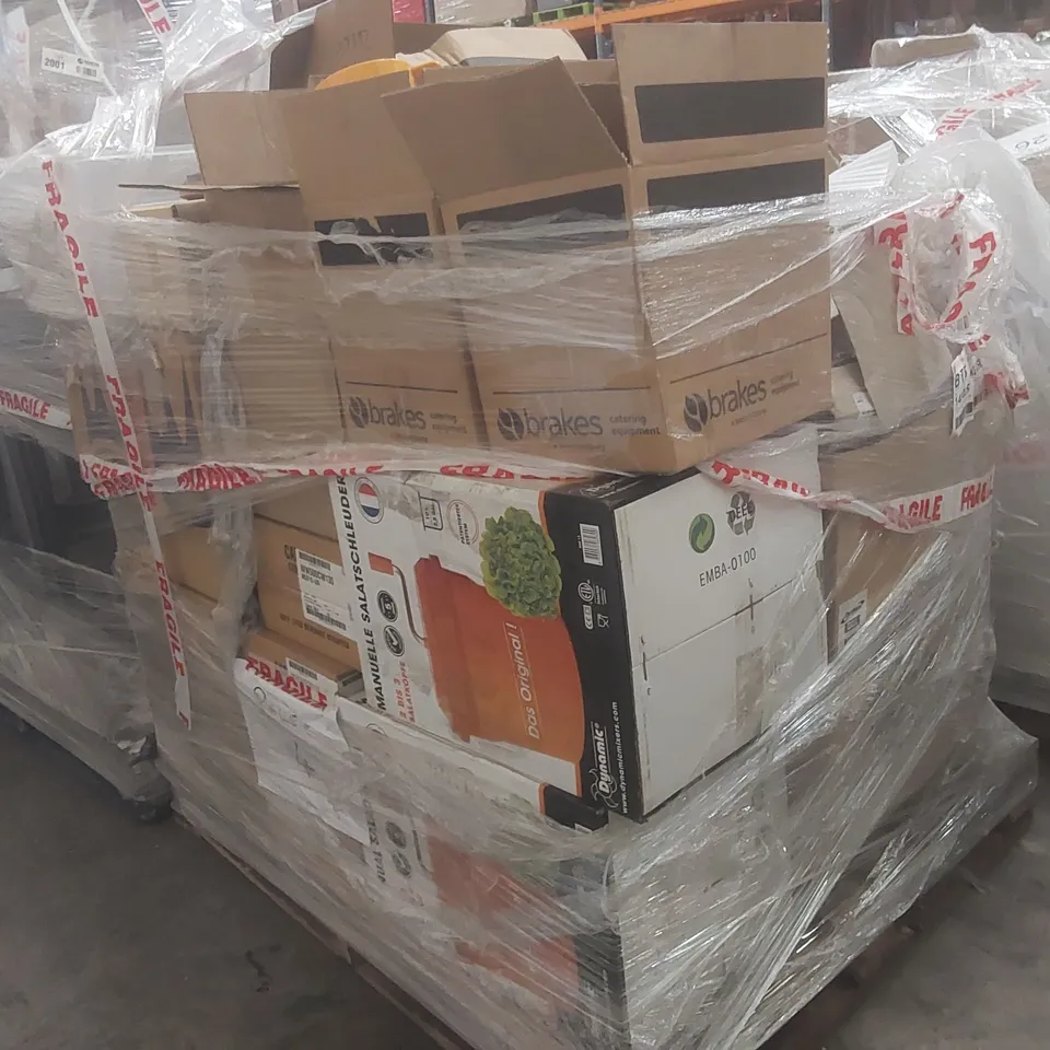 PALLET CONTAINING A VERY LARGE QUANTITY OF ASSORTED CATERING PRODUCTS INCLUDING: MANUAL SALAD SPINNERS, TEAPOTS, BEVERAGE DECANTER, ASSORTED DINNERWARE, JUGS ECT