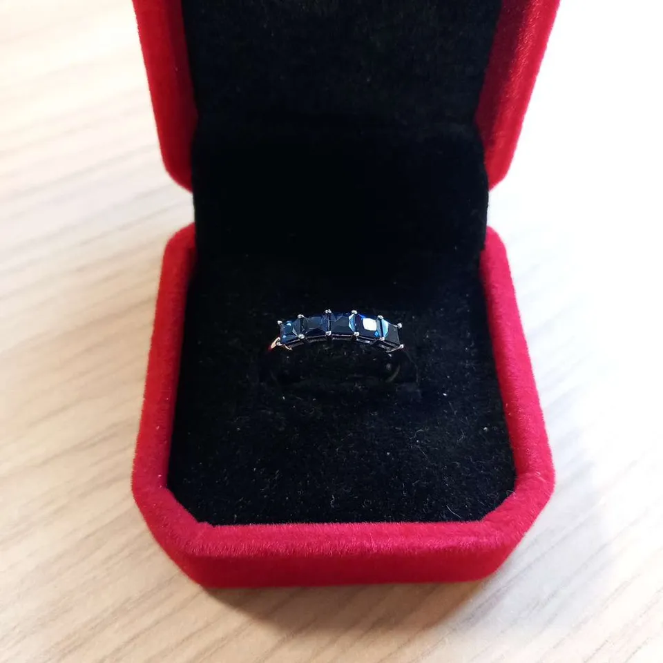 18CT WHITE GOLD FIVE STONE HALF ETERNITY RING SET WITH PRINCESS CUT SAPPHIRES WEIGHING +1.10CT