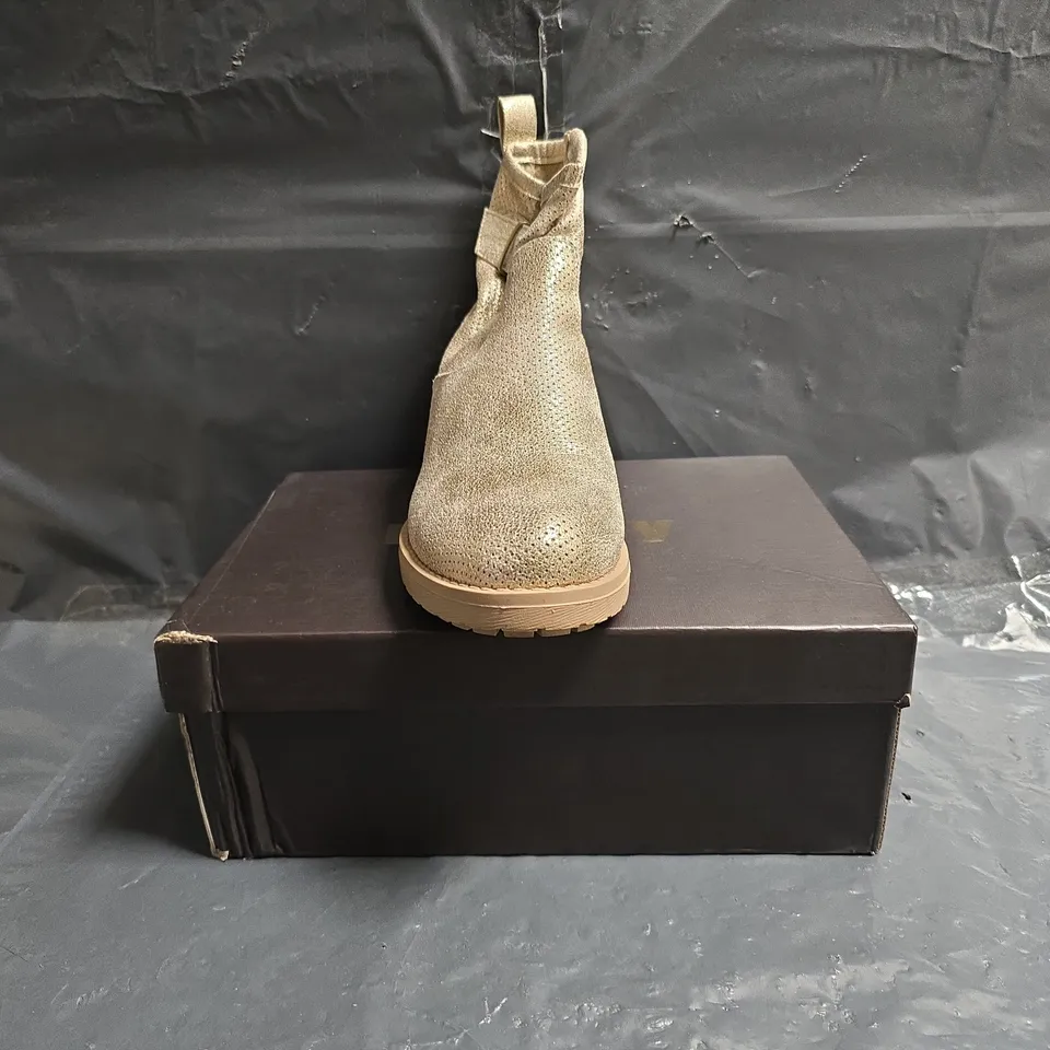 BOXED PAIR OF FINDLAY LOW HEEL ANKLE BOOTS IN BEIGE GOLD SIZE EU 39