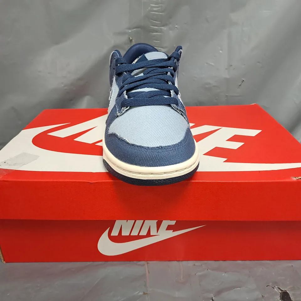 BOXED PAIR OF NIKE DUNK LOW RETRO TRAINERS IN LIGHT BLUE/NAVY SIZE UK 5.5